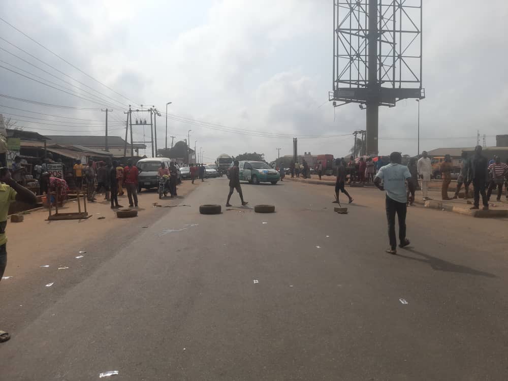 Ondo students shut down Akure, Ilesha highway over ASUU strike