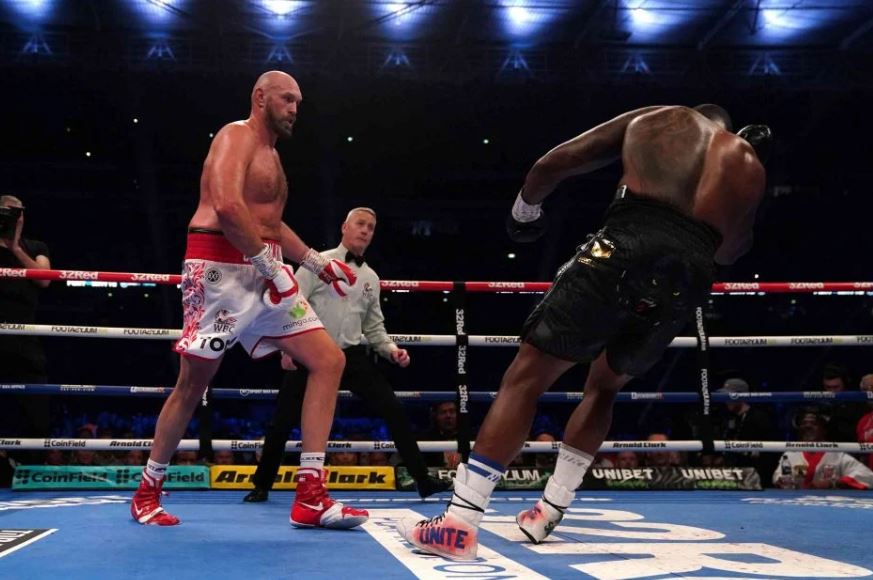 Tyson Fury beats Dillian Whyte to retain WBC heavyweight title