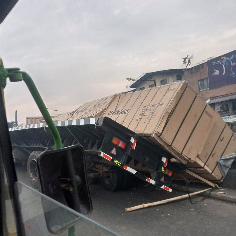 No life lost as another trailer and container falls at Ojuelegba (video)