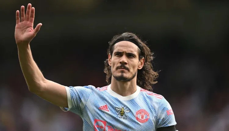 Valencia sign veteran striker Edison Cavani on free transfer