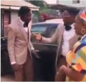 Man storms out of his wedding party after spotting guests spraying him N50 notes while he was dancing