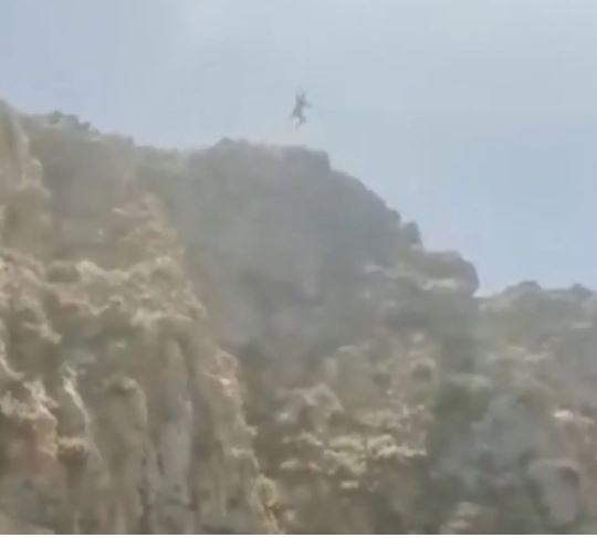 Father jumps off cliff to his death while his wife and son were watching and filming