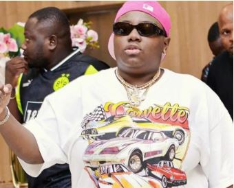 Teni offers to pay the fees of two final year students