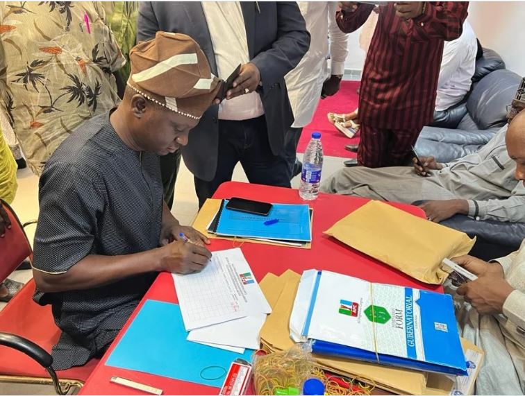 Ambode’s ally submits APC governorship form, challenges Sanwo-Olu