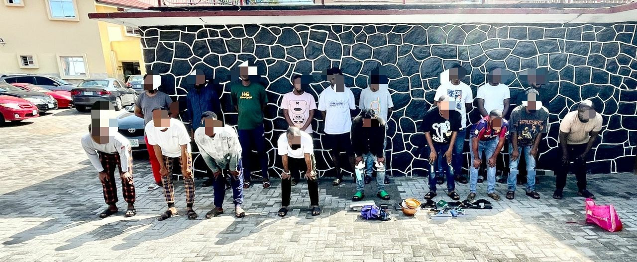 EFCC arrests 18 suspected internet fraudsters in Lekki (photos)