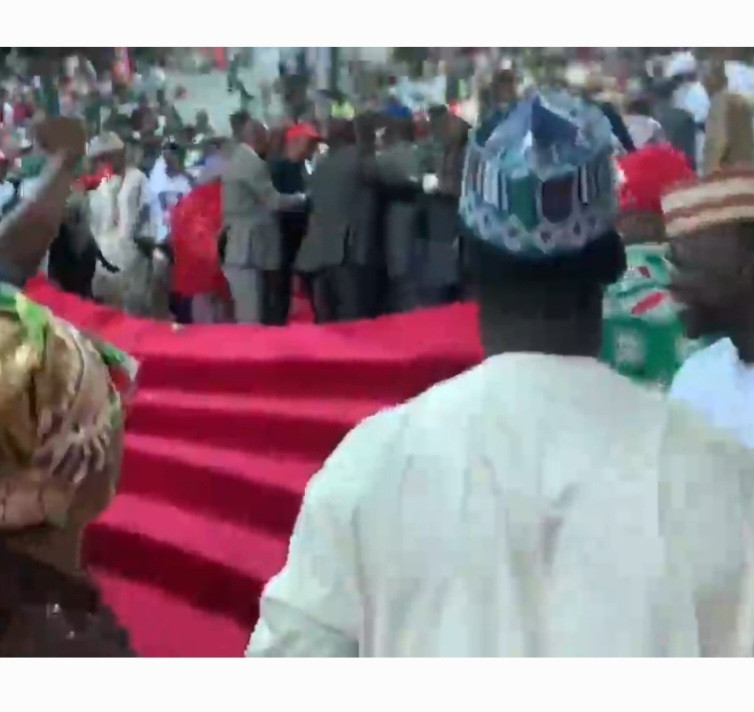 Nyesom Wike was fell off the podium during the PDP Presidential Primaries (video)