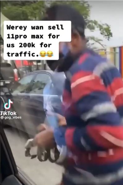 Hawker shocks motorists after he tried selling iPhone 11 Pro Max for N200k in traffic (video)