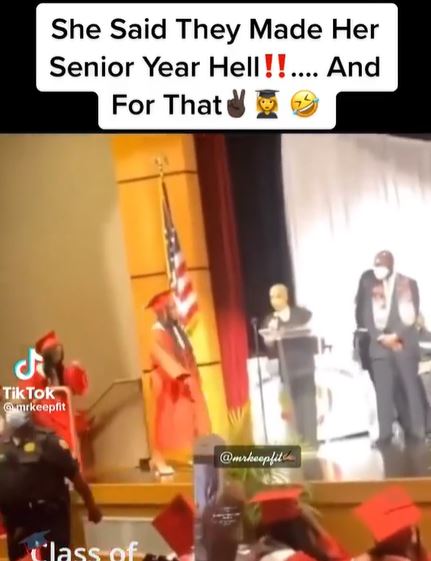 Lady refuses to shake her teachers during her graduation ceremony