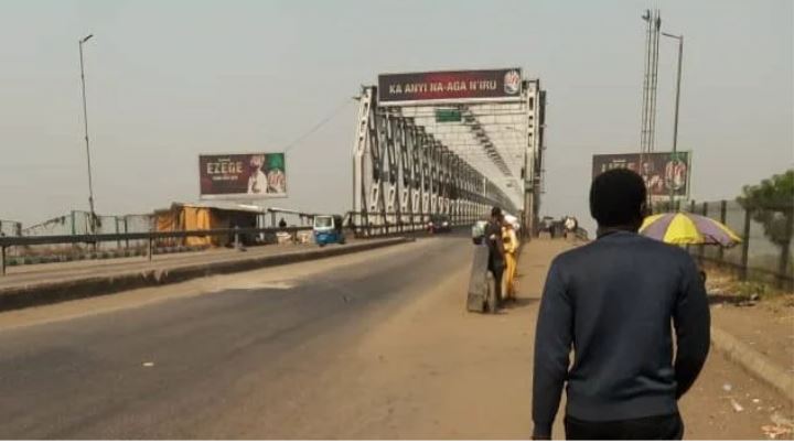 Panic as tipper drivers block River Niger Bridge over extortion