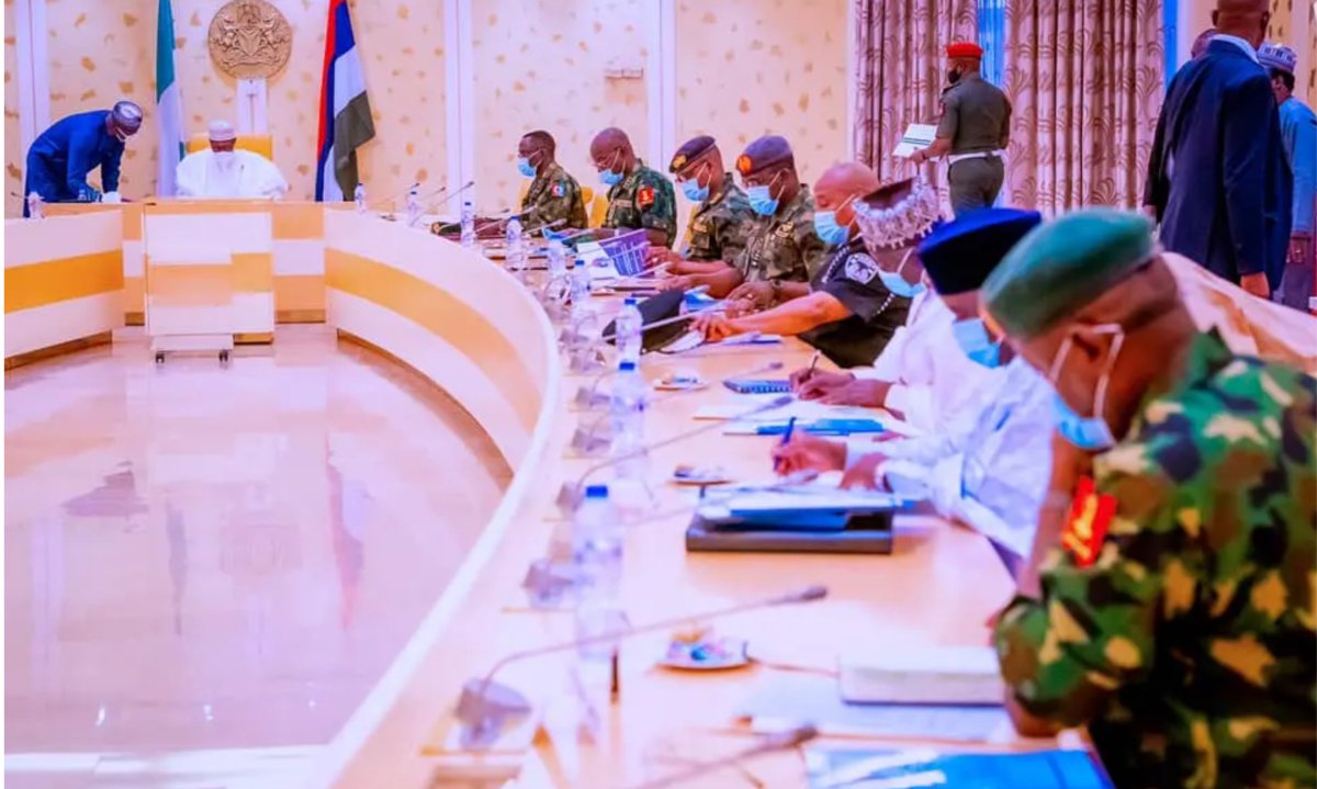 Buhari, security chiefs in closed-door meeting