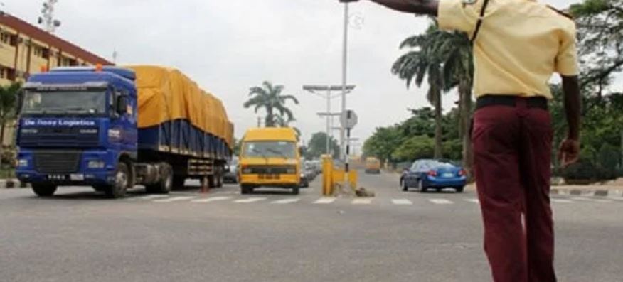 Traffic light: How policemen, LASTMA officers extort motorists in Lagos community