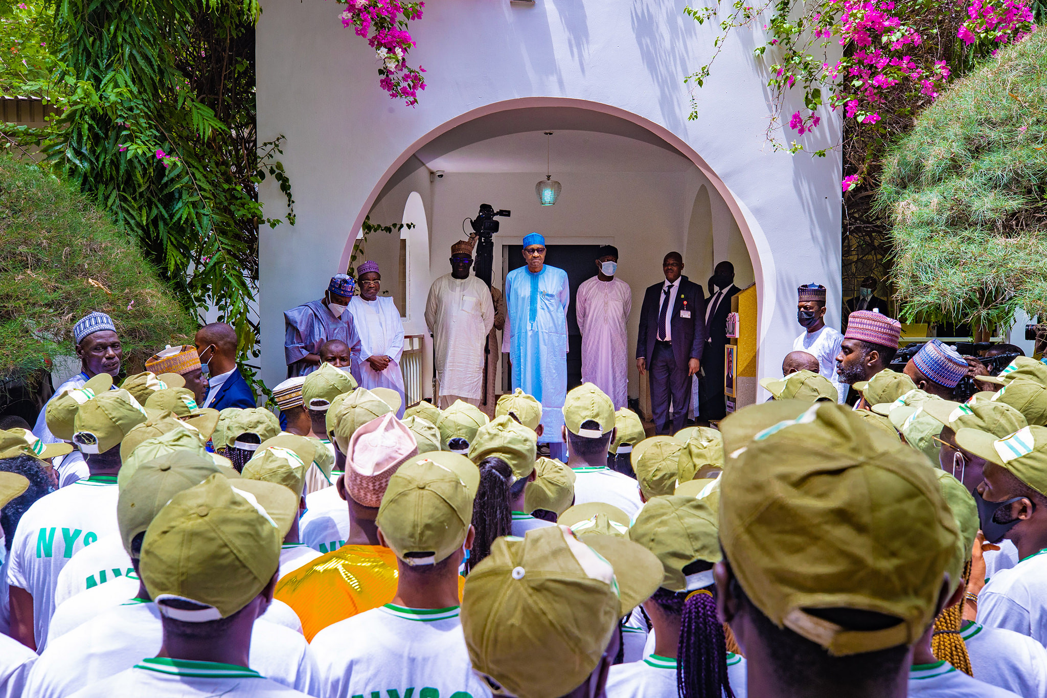 Sallah: President Buhari receives NYSC members in Daura, donates N1m and 10 rams to them (photos)