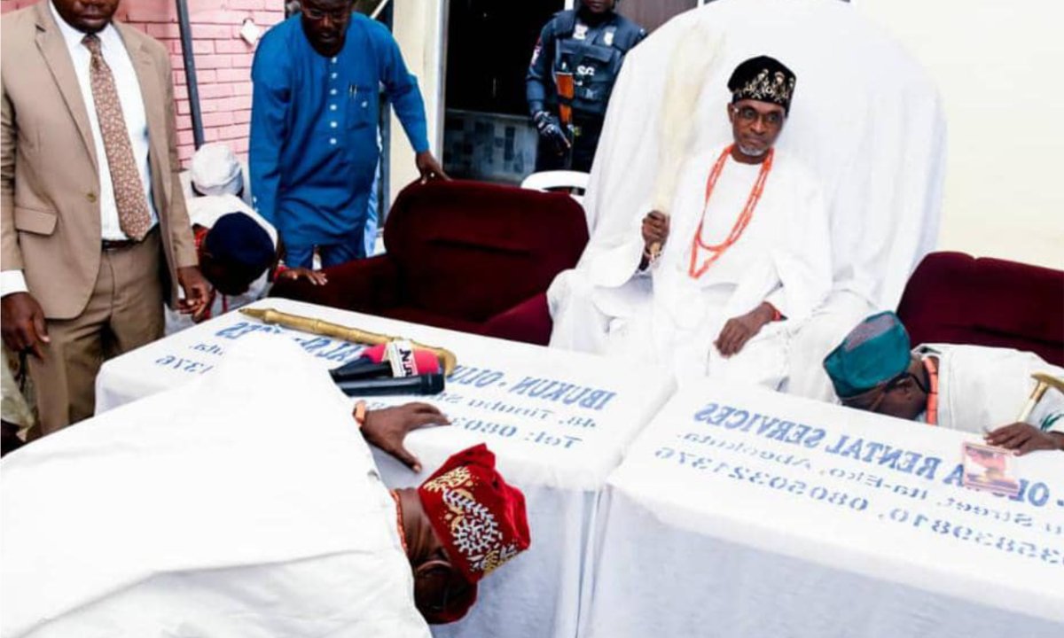 Obasanjo meets, bows before new Olowu