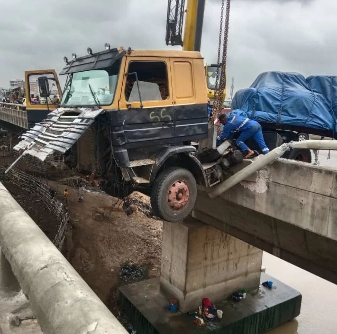 Trailer rams into bridge railing and causes gridlock along Lagos-Ibadan expressway