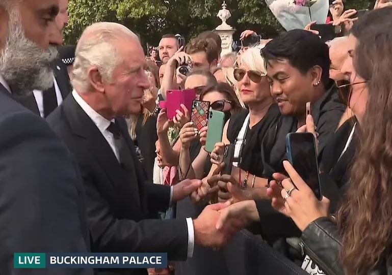 Emotional King Charles III and Queen Consort Camilla greet thousands of well-wishers as he enters Buckingham Palace (photos/Video)