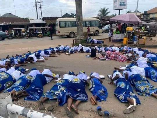 Group of church women spotted lying on the road in Umuahia praying to God for good leaders (video)