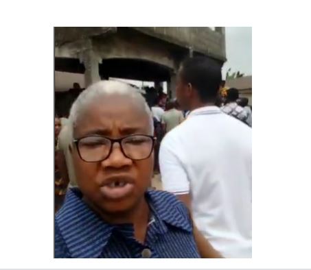We forgot the Presidential ballot papers - INEC officials tell voters in Rivers polling unit (video)